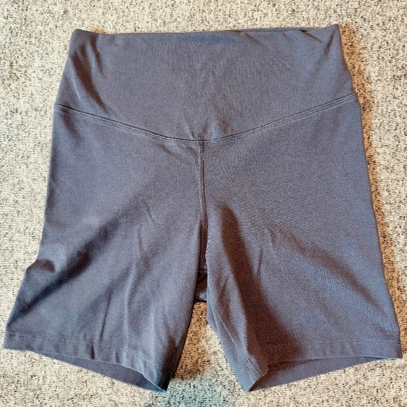 Extra High-Waisted PowerChill Hidden-Pocket Biker Shorts -- 6-inch inseam Size M - Picture 1 of 4